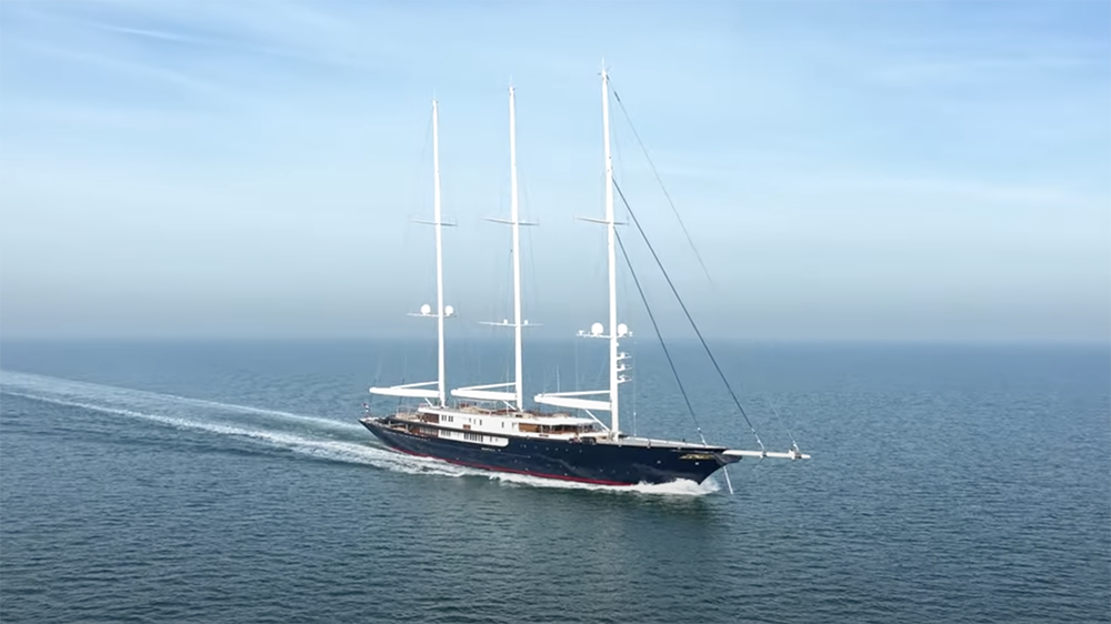 bezos yacht